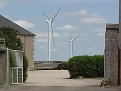 La place de la Liberté au hameau de Semonville avec des éoliennes toutes proches.