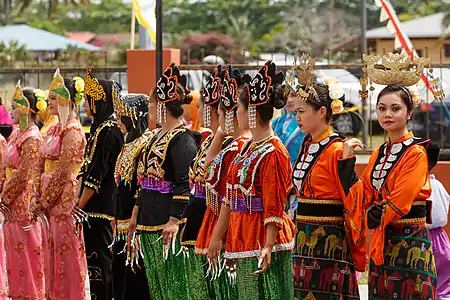 Bajaus en costume traditionnel