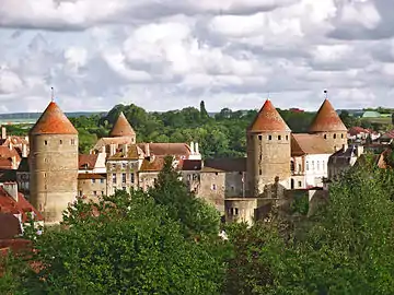 De gauche à droite la tour de l'Orle-d'Or, la tour de la Prison, la tour de la Gehenne et la tour Margot.