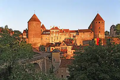 Le donjon au-dessus de l'Armançon.