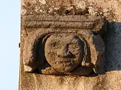 Visage sculpté sur un mur, rue de Varenne.