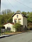 Maison de garde-barrière à Semuy-Rilly ; l'aile basse est un ajout.