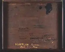 Intérieur d'un tiroir en bois gravé avec de plusieurs noms