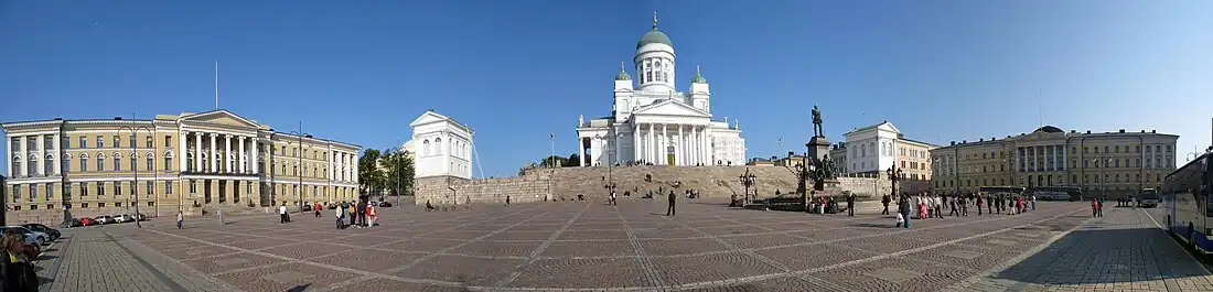 Image panoramique de la place du Sénat à Helsinki