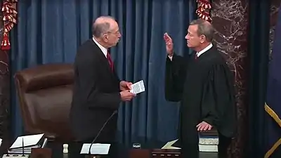 Le sénateur Chuck Grassley, président pro tempore du Sénat, administrant la prestation de serment du président de la Cour suprême John Roberts.