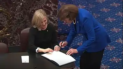 La sénatrice Dianne Feinstein signant le livre de serment.
