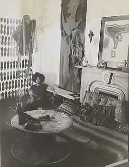 Photo noir et blanc d'une femme assise dans un salon