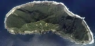 Vue aérienne d'Uotsuri-jima avec le mont Narahara au centre.