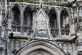 Contre-courbe brisée sur le gable du transept Nord de Senlis, XVIe s.