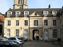L'ancien séminaire construit en 1711-12, place Saint-Pierre. L'aile méridionale a longtemps servi de poste. Depuis 1976, la bibliothèque occupe tout le bâtiment.
