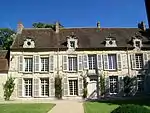 L'hôtel Germain du XVIIe siècle, place Gérard-de-Nerval, est entouré d'un vaste jardin et dispose de plusieurs annexes.