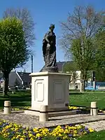 La statue d'Anne de Kiev, place des Arènes.