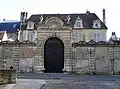 Hôtel de la Londe, rue de Beauvais. Le portail provient de l'ancien évêché de Senlis.