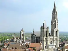 La cathédrale Notre-Dame de Senlis avec sa flèche du XIIIe siècle.