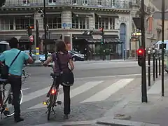 Débouché d'un contre-sens cyclable avec feu de circulation à Paris