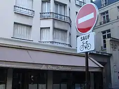 Signalisation de l'entrée d'un contre-sens cyclable à Paris