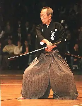 Iaido sensei Haruna Matsuo (1925-2002) portant un hakama.