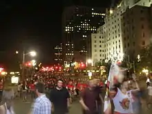 Un groupe de personnes marchant dans les rues d'Ottawa.