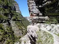 Gorges très encaissées, en U, et très rocailleuses.