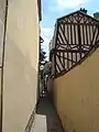 Vue du sentier depuis l'entrée sur la rue du Niger. La maison à colombages est visible.