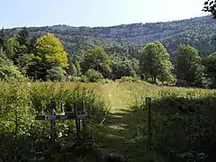 Sentier d'accès à l'église des chartreux (au fond)