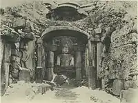 Seokguram avant 1938. Les gardiens de l'entrée, à d. et g, v. 751