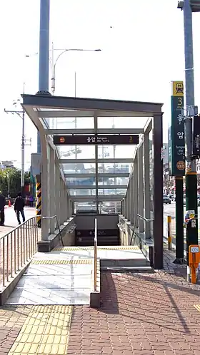 Une bouche d'accès à la station.