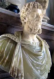 Buste en marbre blanc mat, représentant un homme barbu aux cheveux courts et frisés, portant une toge en albâtre brillante.
