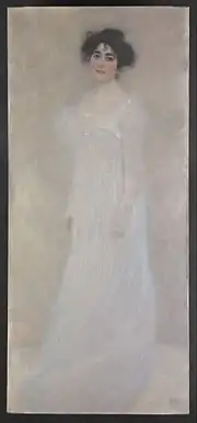 Portrait peint tout en hauteur sur fond clair d'une femme brune en robe blanche vaporeuse
