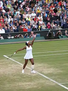 Serena Williams au service à Wimbledon