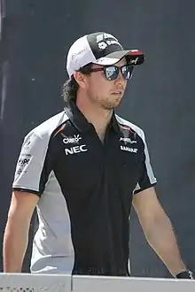 Photo de Pérez en chemise et casquette noir et gris, avec des lunettes noires