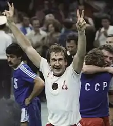 Sergueï Kouchniriouk célèbre la victoire de l'URSS contre la Yougoslavie aux JO de 1980.