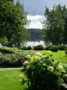 Le jardin des musées et le lac Melasjärvi.