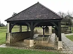 Vue du lavoir (la fontaine au fond).