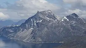 Vue aérienne du Sermitsiaq depuis le sud-ouest.