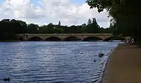 Le pont de la Serpentine vu depuis la rive nord.