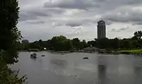 La Serpentine sous l'orage ; vue vers l'est en direction de la Caserne de Hyde Park.