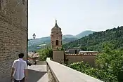 Vue le long des remparts de la commune