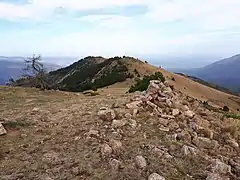 Vue vers le pic de Tres Estelles (au loin) depuis le Serrat de la Menta.