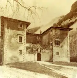 Ancienne photographie en tons sépias d'un palais de la renaissance isolé