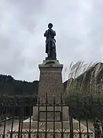 Poilu au repos (monument aux morts)