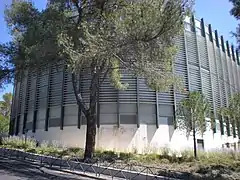 Vue de la serre depuis le parking jouxtant l'édifice en 2012.