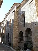 Église Saint-Arey : façade sur rue avec enfeus.