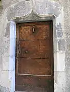 Porte de l'ancienne maison curiale (1383).