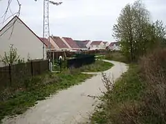 Extrémité occidentale du chemin des Roses à la limite entre les départements du Val-de-Marne et de Seine-et-Marne, près de l'ancienne gare de Santeny-Servon.