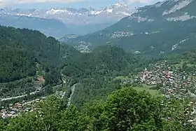 Vue de Servoz depuis l'est avec la montagne des Gures au centre ; au loin la chaîne des Aravis.