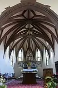 Architecture du chœur avec voûtes néo-gothiques.