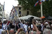 Fêtes de la Saint-Louis 2010 : Pierre Nocca reçu à la mairie de Sète par François Commeinhes, passe sous la haie d'honneur des jouteurs.