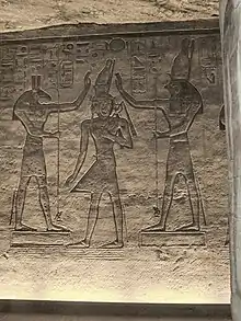 Ramsès II couronné par les dieux Seth et Horus. Abou Simbel.