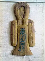 photo d'une amulette en bois